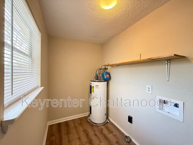 Building Photo - 918 S Crest Rd