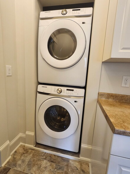 New full sized washer and dryer - 250 5th St NE