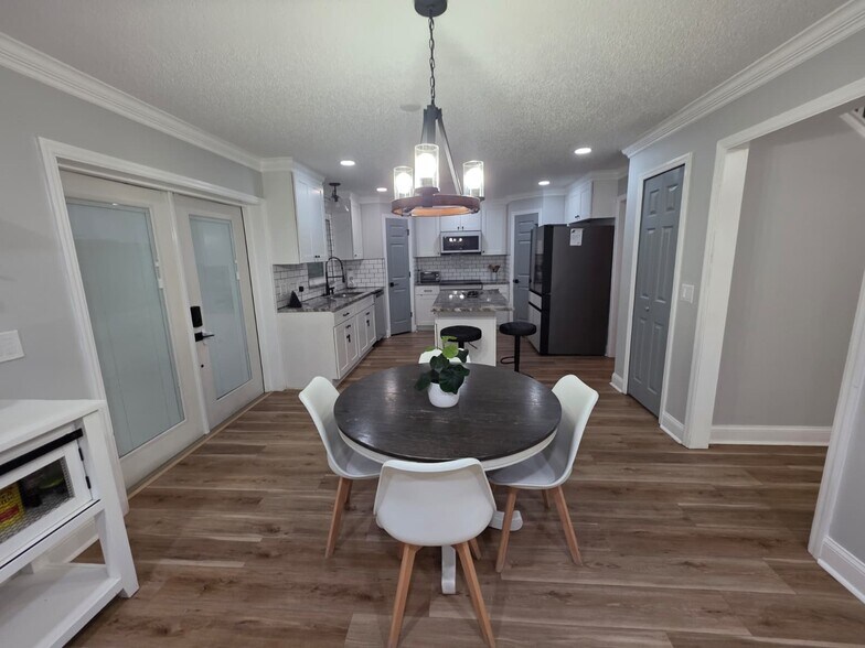 Building Photo - 2430 Canopy Dr