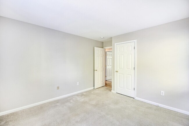 Building Photo - FENCED IN YARD!!!  Beautiful 4/3 UPDATED SF Home in Gaithersburg