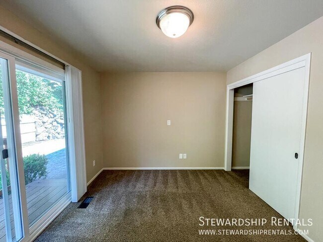 Building Photo - 1800 Sylvan St