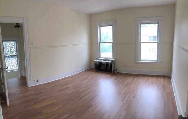 Building Photo - 196 Frank St