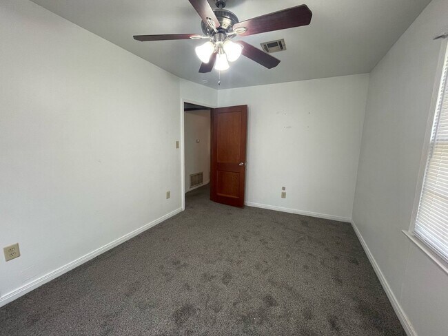 Building Photo - 3 Bedroom Midwest City Home! - Move in Deposit Free! (If Qualified)