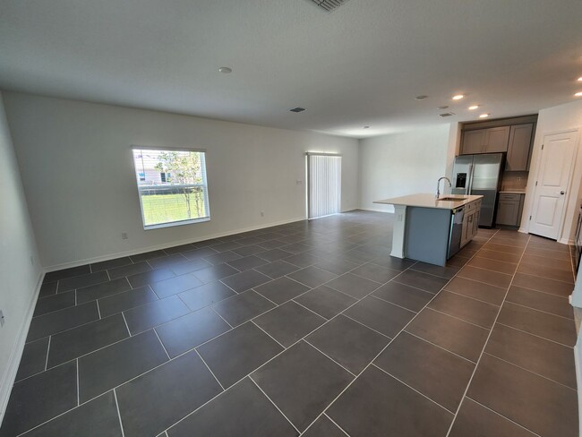 Building Photo - Beautiful 2 story 4 bedroom, 2.5 bathroom