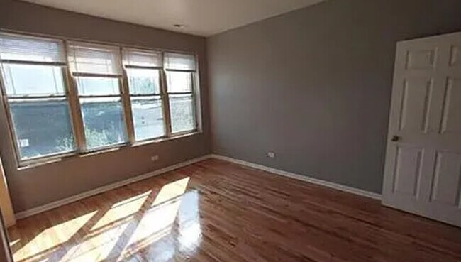 Building Photo - 604 E Marquette Rd