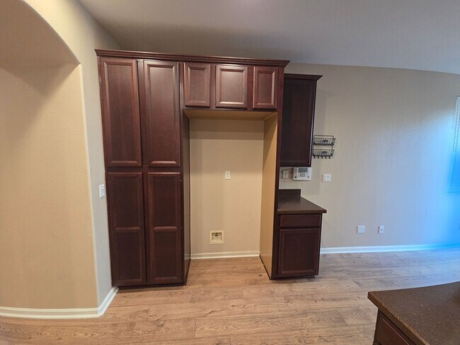 Building Photo - Gorgous 3 Bedroom 2/5 Bath home in HOA