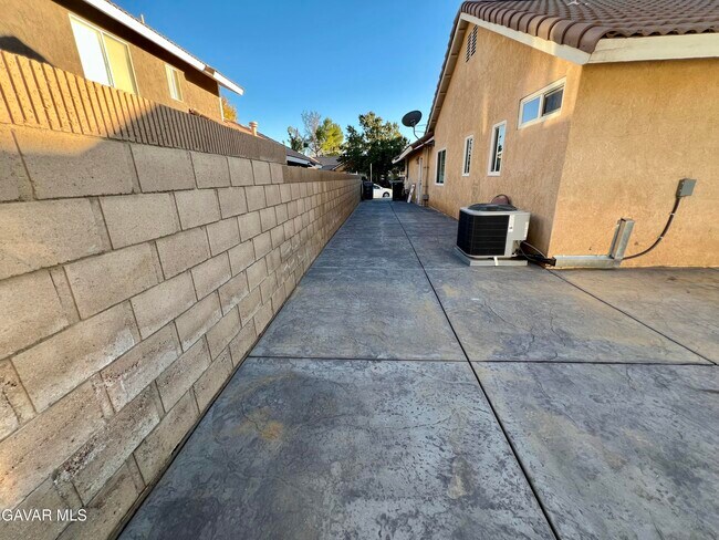 Building Photo - 1133 Geraldine Ave E