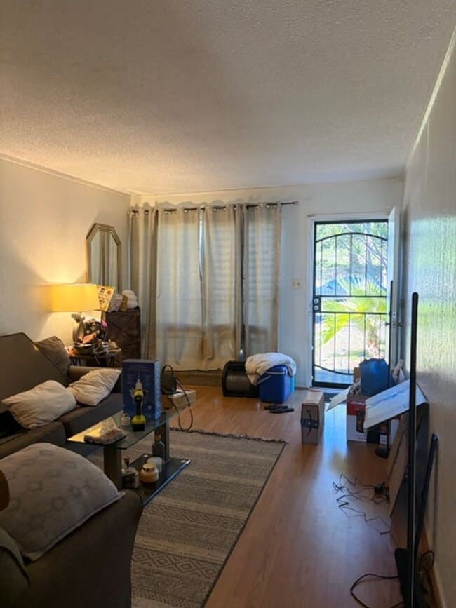 Building Photo - Spacious 2-Bedroom with Lanai Views & Pool Access