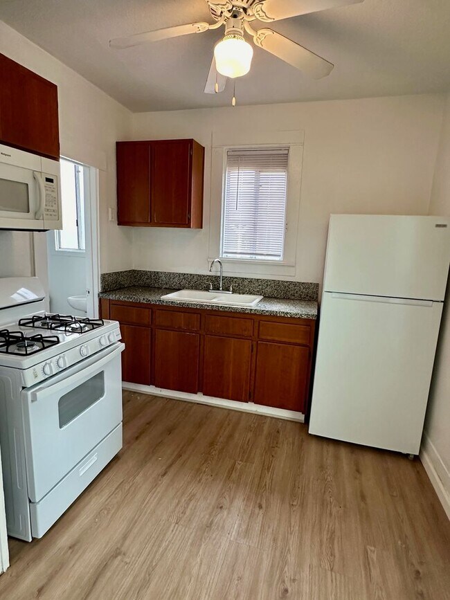 Building Photo - 2 Bedroom House Available Now!