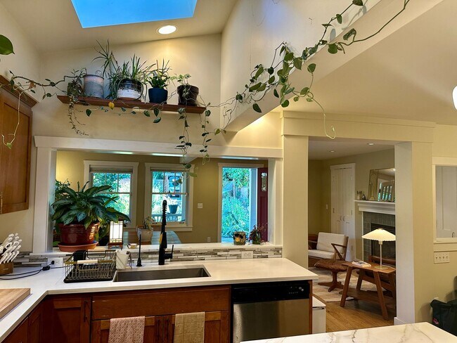 Building Photo - Gorgeous Maple Leaf Property - Huge Yard a...