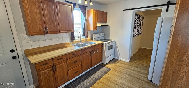 Primary Photo - 574 S Park St
