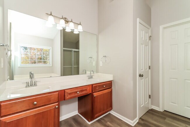 Building Photo - 2338 Greenside Dr