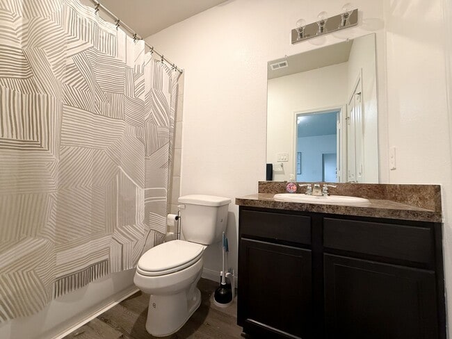 Building Photo - 4 Bed, 3.5 Bath Home in Bryan for March Move In!