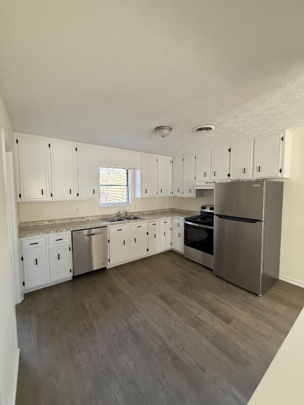 Building Photo - 1120 Sweetwater Cir