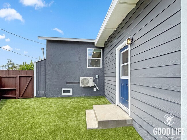 Building Photo - Charming 2BD/1BA South Park Unit with New Turf Yard & In unit laundry