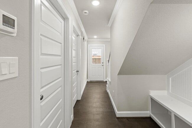 Building Photo - 1916 Huntly Chase Dr