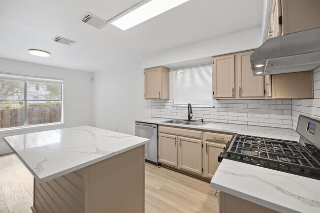 Building Photo - 8703 Cretys Cove