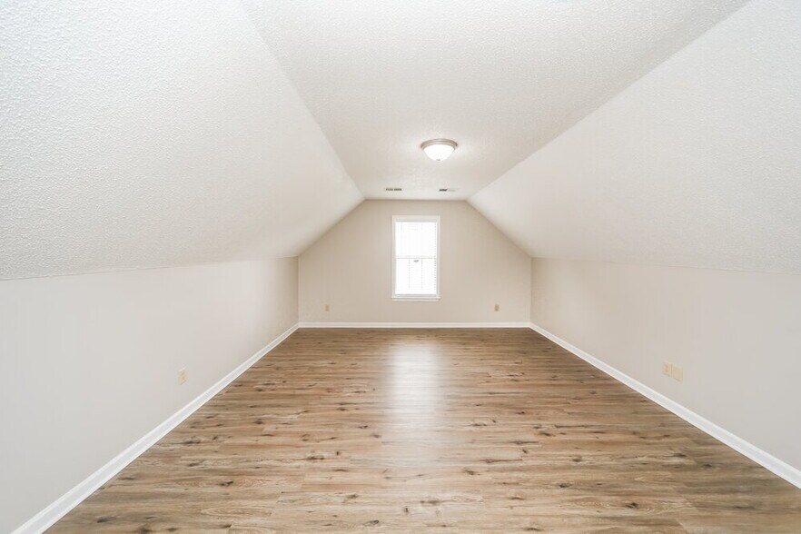 Building Photo - 4320 Whispering Bend Cove N
