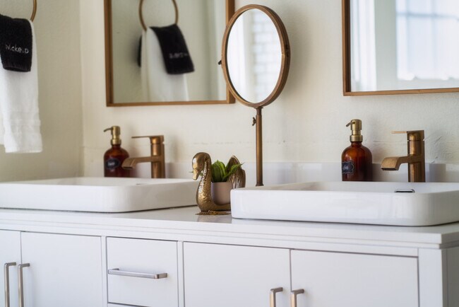 Building Photo - 715 Grandin Rd