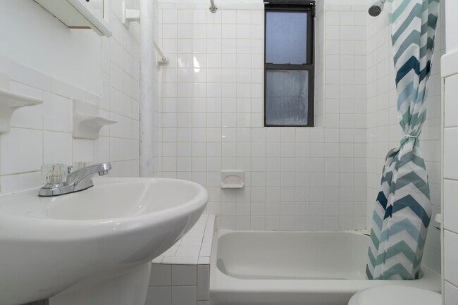 Building Photo - 331 E 92nd St