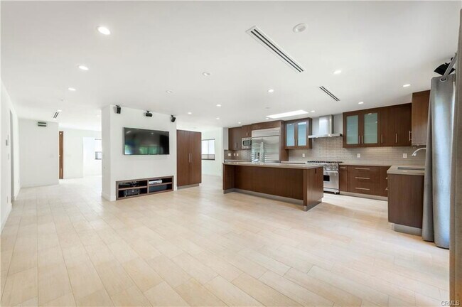 Building Photo - 15053 Greenleaf St