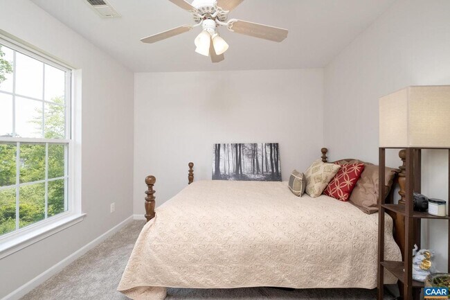 Building Photo - 662 Holly Hill Dr