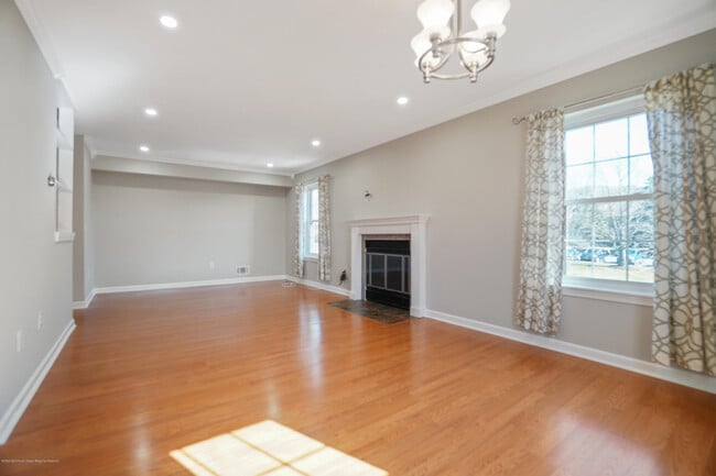 Building Photo - 1118 Wellington Pl