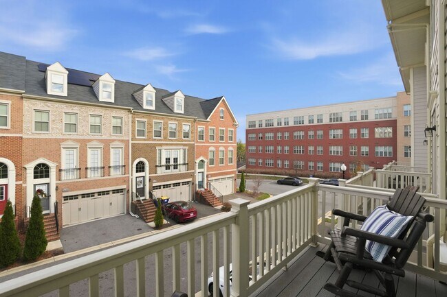 Building Photo - Stunning 3BR Townhome with Roof Deck in Reserves at Dakota Crossing!
