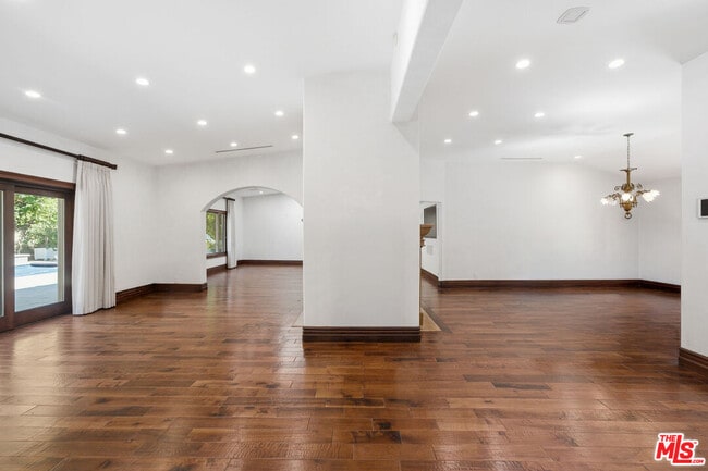 Building Photo - 2108 San Ysidro Dr