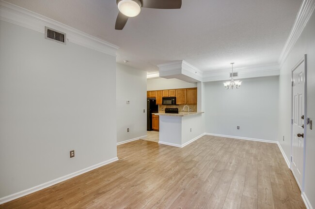 Building Photo - 2206 Myrtlewood Cir E