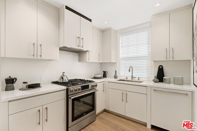 Building Photo - 130 S Sepulveda Blvd