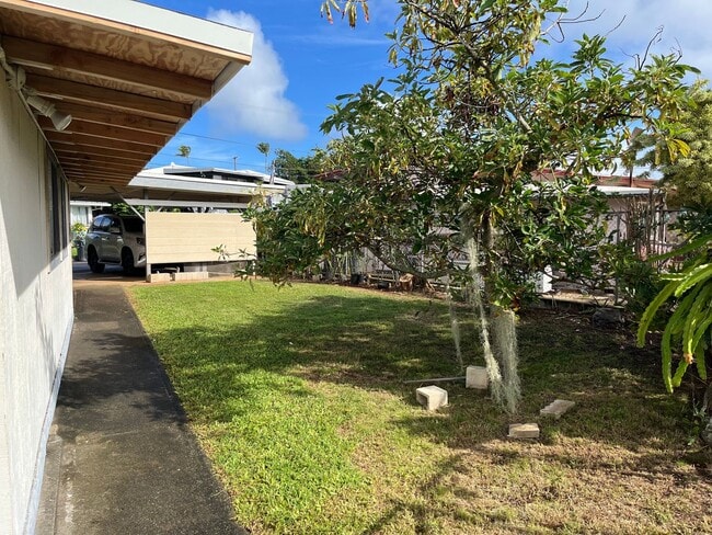 Building Photo - Wonderful Kaneohe 3 bedrooms, 1.5 bath House with Carport - Avail now!