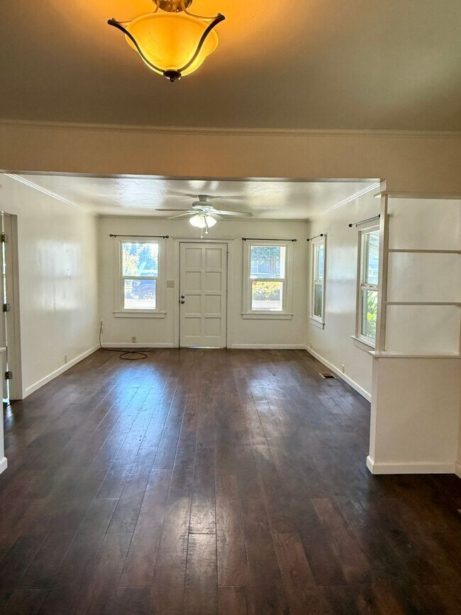 Building Photo - 3 Bedroom 1 Bath House!