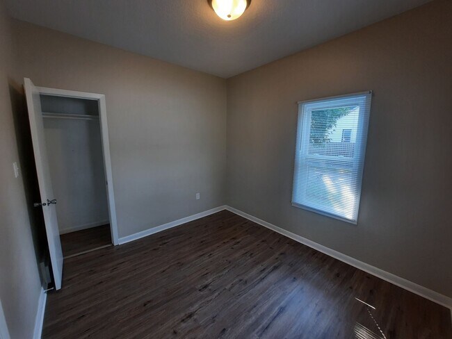 Building Photo - 3 bedroom home with covered patio and garage!