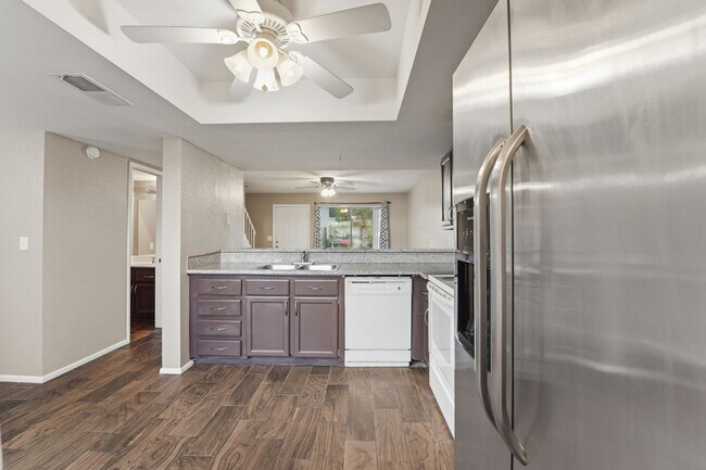 Building Photo - Beautifully maintained 3-bedroom, 2.5-bath Condo in the heart of Phoenix!