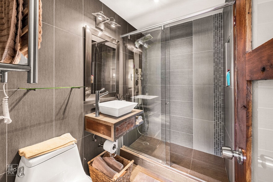 Building Photo - 6301 N Sheridan Rd