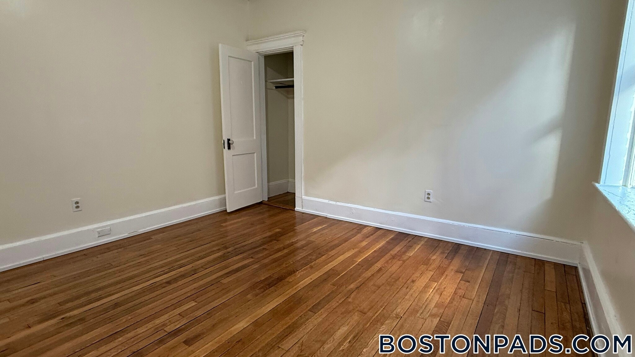 Building Photo - 463 Park Dr