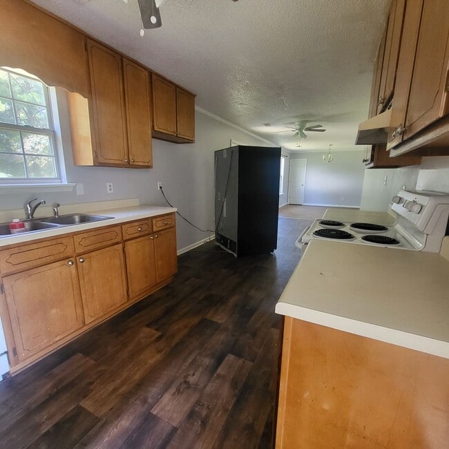 Building Photo - Move In Special Offered