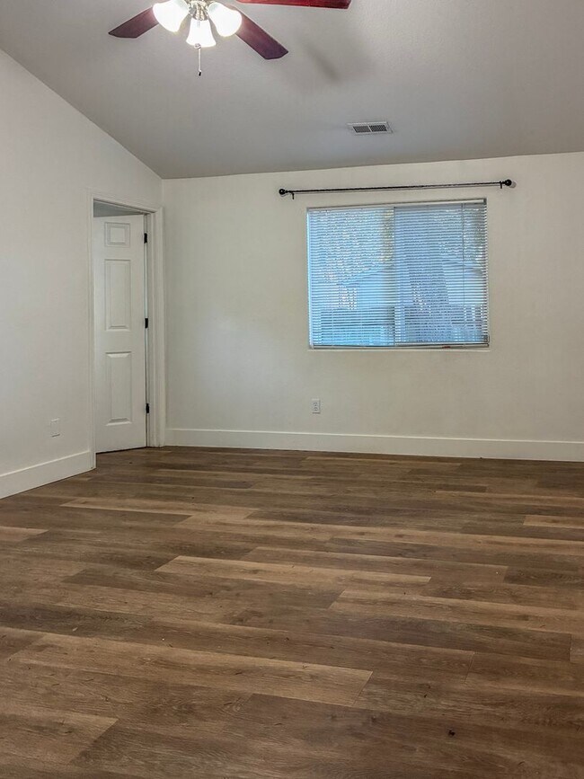 Building Photo - 3 Bedroom 2 Bath Ranch Home Available Now- February Free !