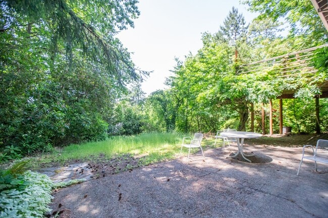Building Photo - Mid Century 3 Bedroom Home Available Now i...
