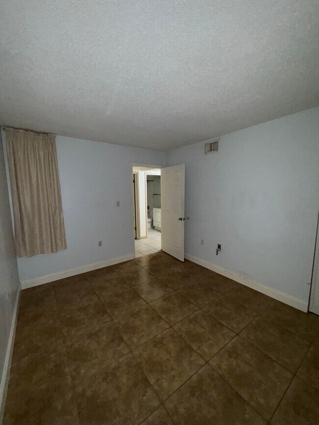 Building Photo - Las Salinas 3 Bedroom 2 Bathroom