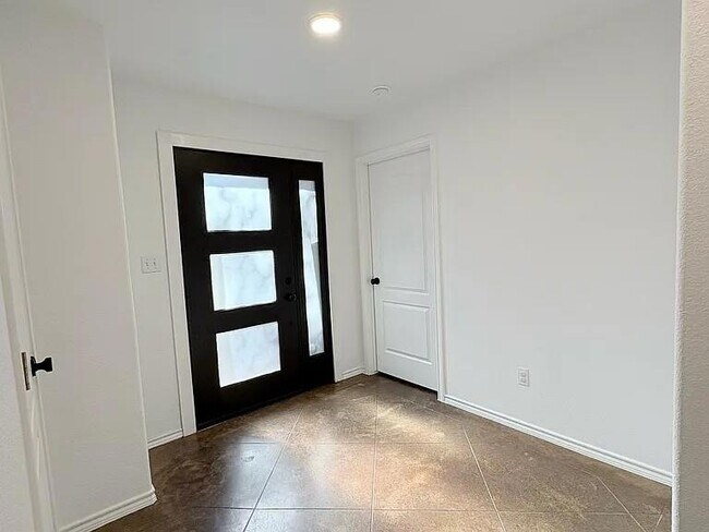 Building Photo - 430 Summit Ridge Dr N