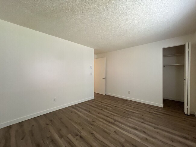 Building Photo - Spacious Corner Apartment with Three Bedrooms, Open Living Space & Modern Kitchen