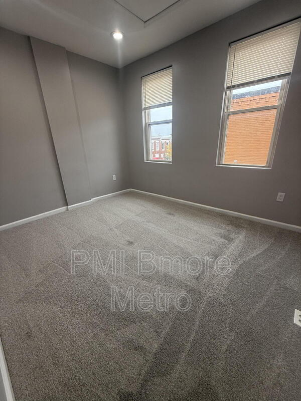 Building Photo - 2643 E Madison St