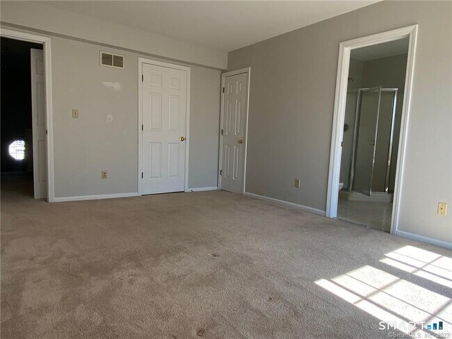 Building Photo - 560 Silver Sands Rd