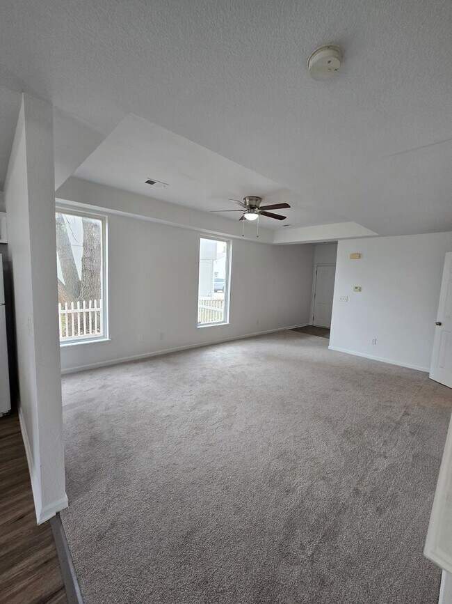 Building Photo - 3 bedroom duplex