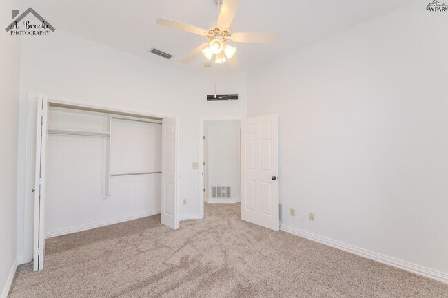 Building Photo - 4937 Silver Crest Dr