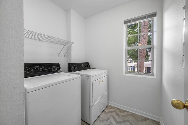 Building Photo - 2537 Harn Blvd