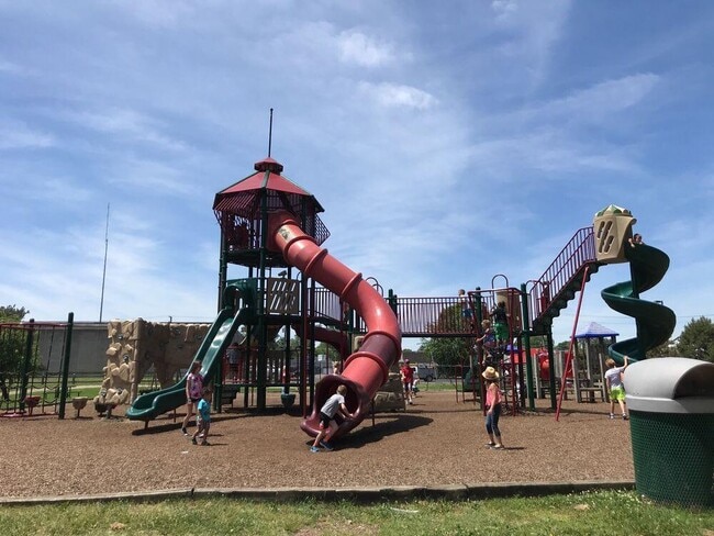 Building Photo - 46589 Huling St