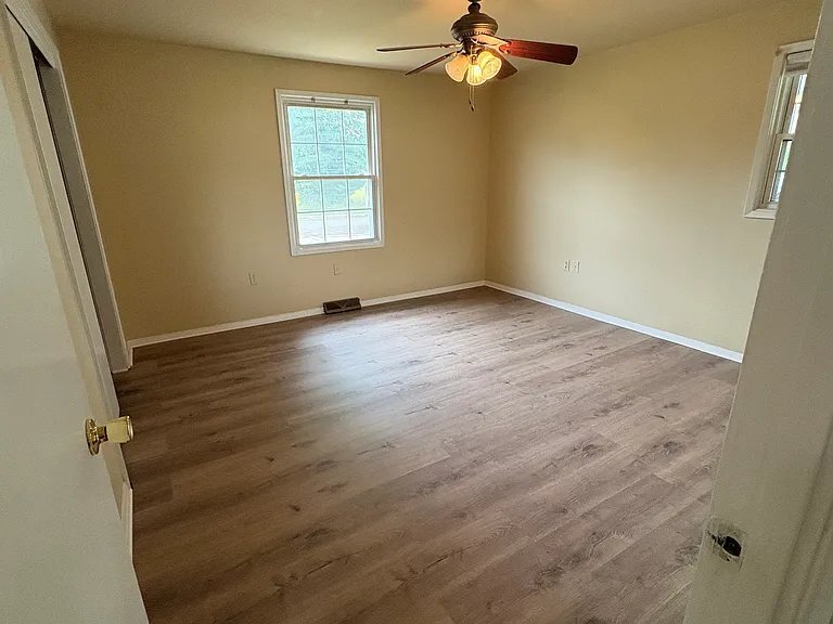 Building Photo - 121 Woodgate Cir